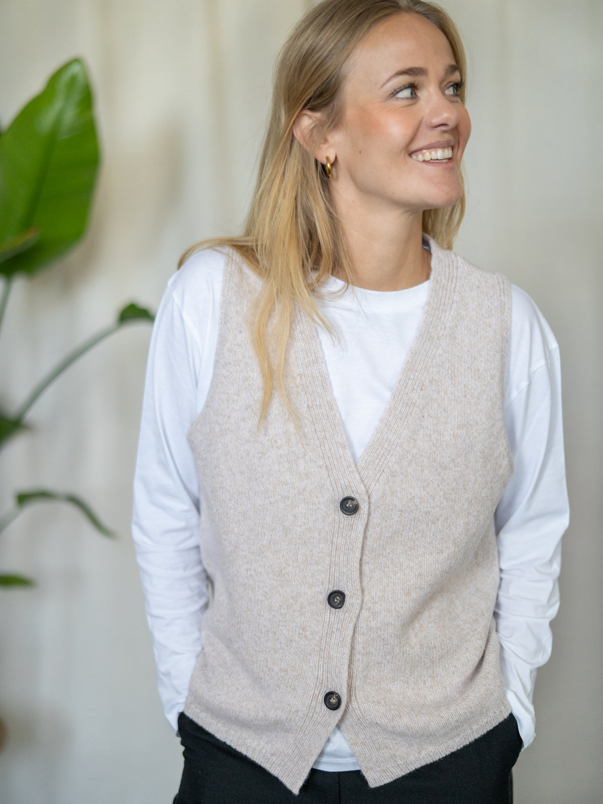 FUXBAU Merino Strickweste Damen Beigemeliert â fair produzierte Weste aus 100 % Merinowolle, kombiniert mit weiĂem Longsleeve