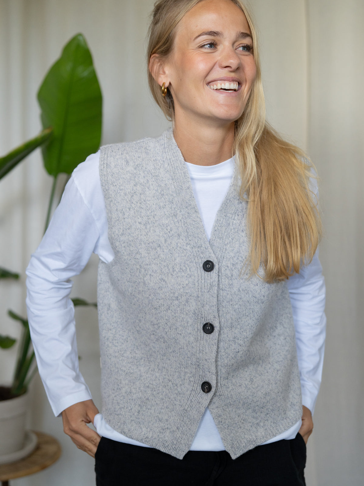 FUXBAU Merino Strickweste Damen in Graumeliert â klassischer Look mit weiĂem Longsleeve, fair produziert in Deutschland