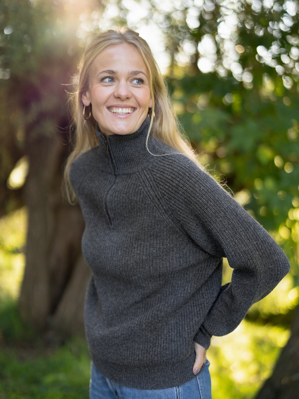 Damen Merino Troyer von FUXBAU in Anthrazit â Strickpullover aus Merinowolle mit Zipper, gemĂŒtlicher Outdoor-Look im Herbst.