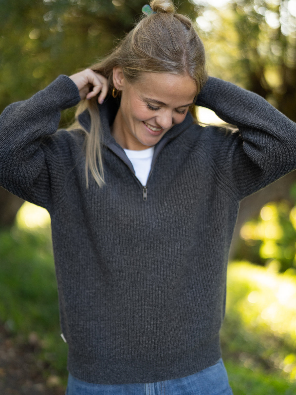 FUXBAU Merino Troyer fĂŒr Frauen in Anthrazit â fair produzierter Wollpullover mit Halbzipp und geripptem Kragen, sportlich und warm.