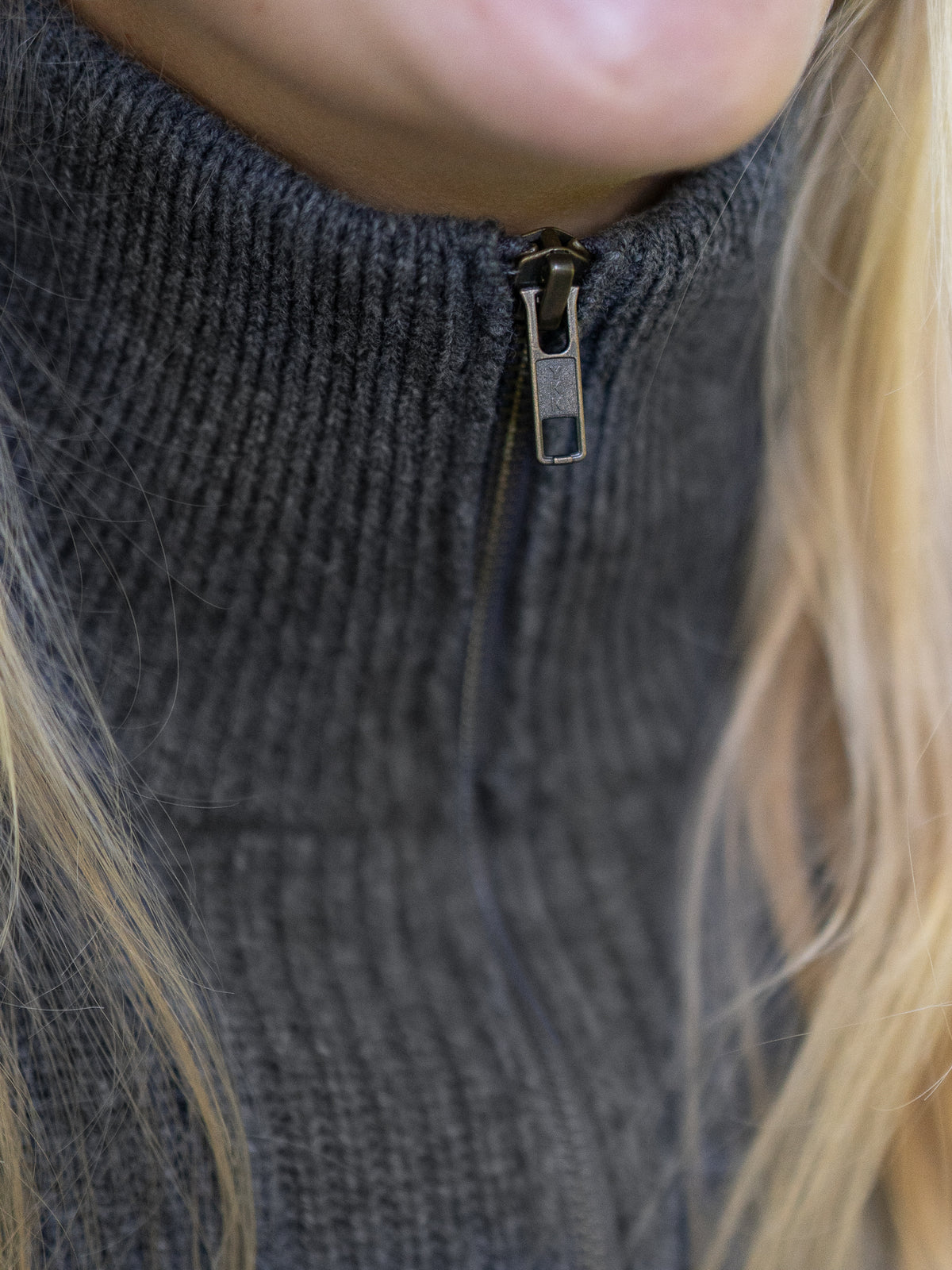 Detailaufnahme FUXBAU Merino Troyer Anthrazit â hochwertiger Metall-Zipper und fein gerippter Kragen aus italienischer Merinowolle.