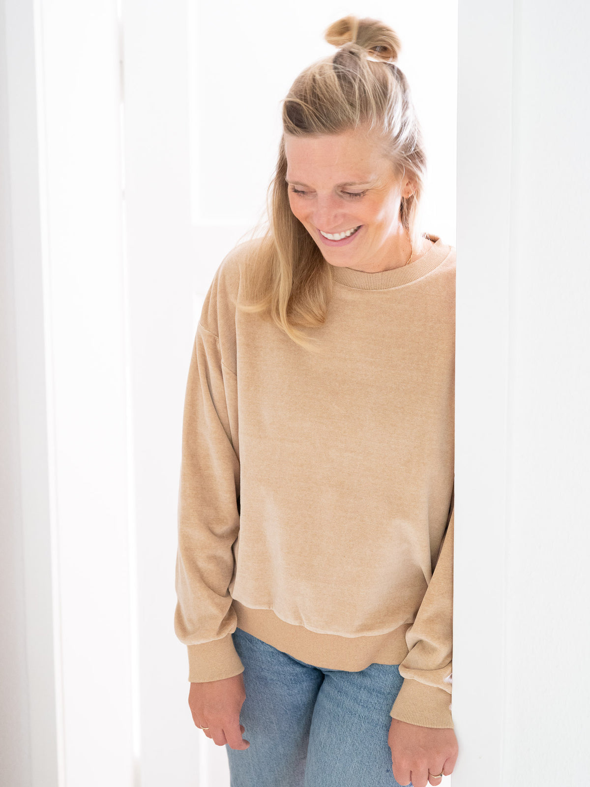 FUXBAU Fair Fashion Frauen Oversize Samt Pullover beige gelb geriffelt aus 100% GOTS zertifizierter Biobaumwolle Made in Portugal.