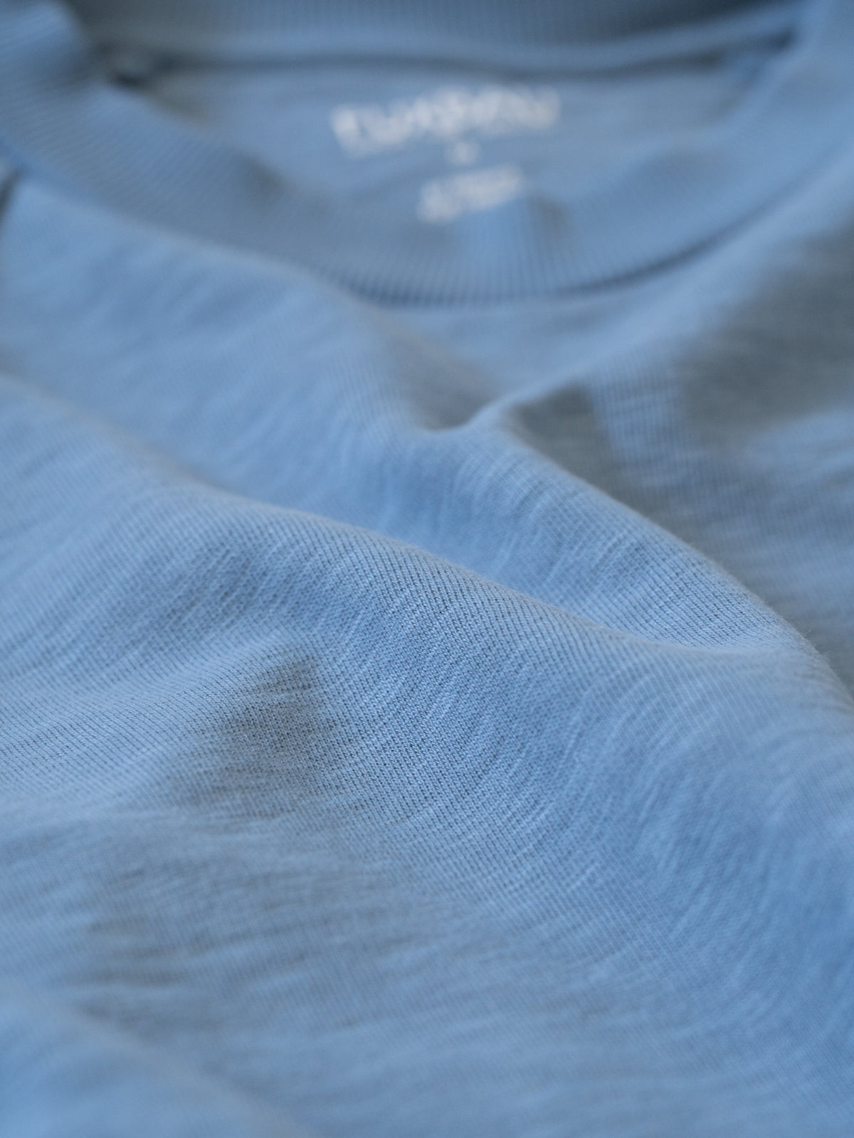 blau melierter, vom Meer inspirierter Stoff des fairen Sweaters von FUXBAU