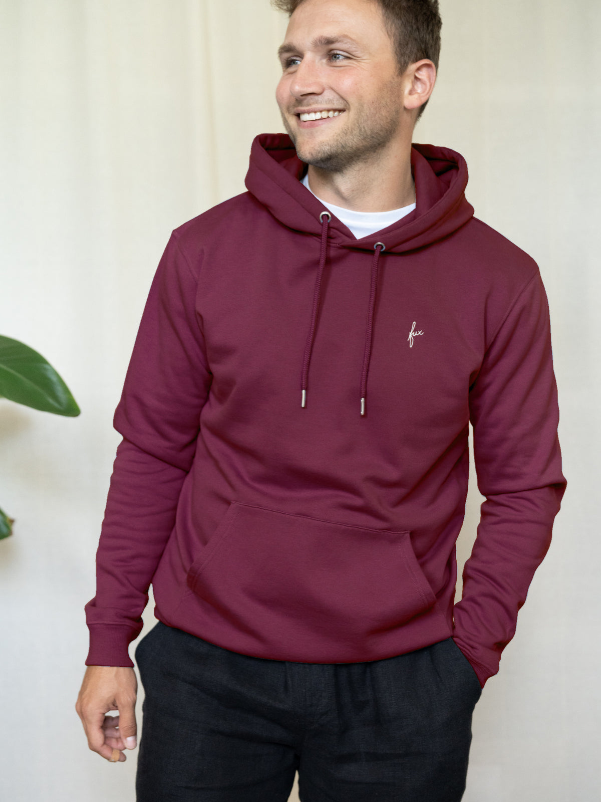 FUXBAU Unisex Hoodie bordeaux aus GOTS Bio-Baumwolle getragen von männlichem Model