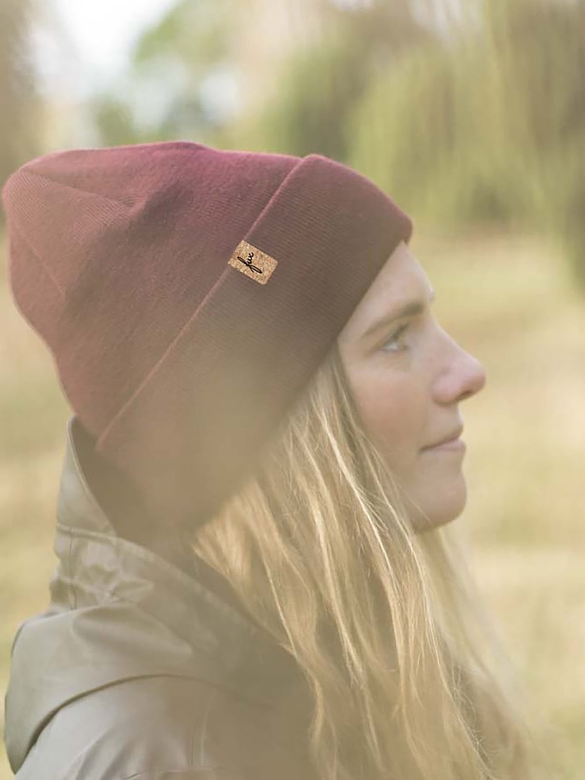 Isi trägt unsere FUXBAU Merino Kork Beanie in bordeaux aus 100% Merinowolle