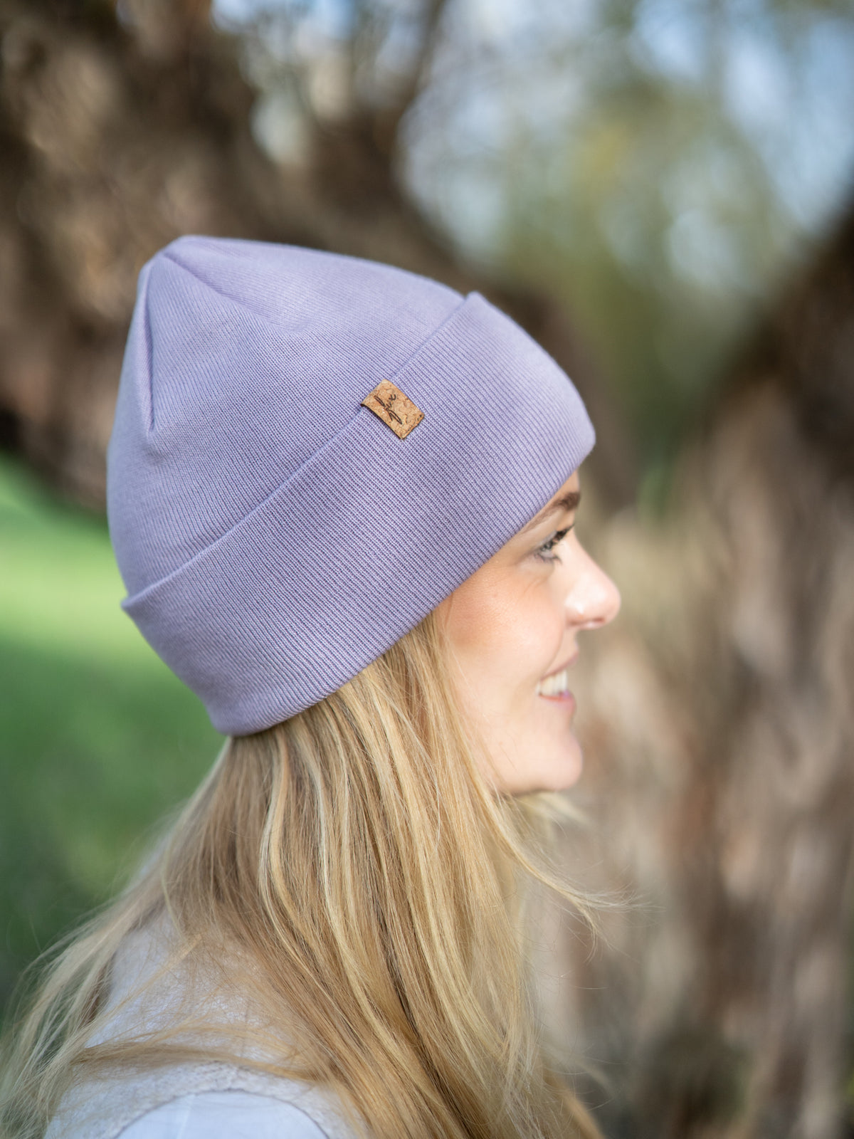 Seitenansicht der FUXBAU Merino Kork Beanie in Lavendel â minimalistische MĂŒtze aus mulesingfreier Merinowolle Made in Germany