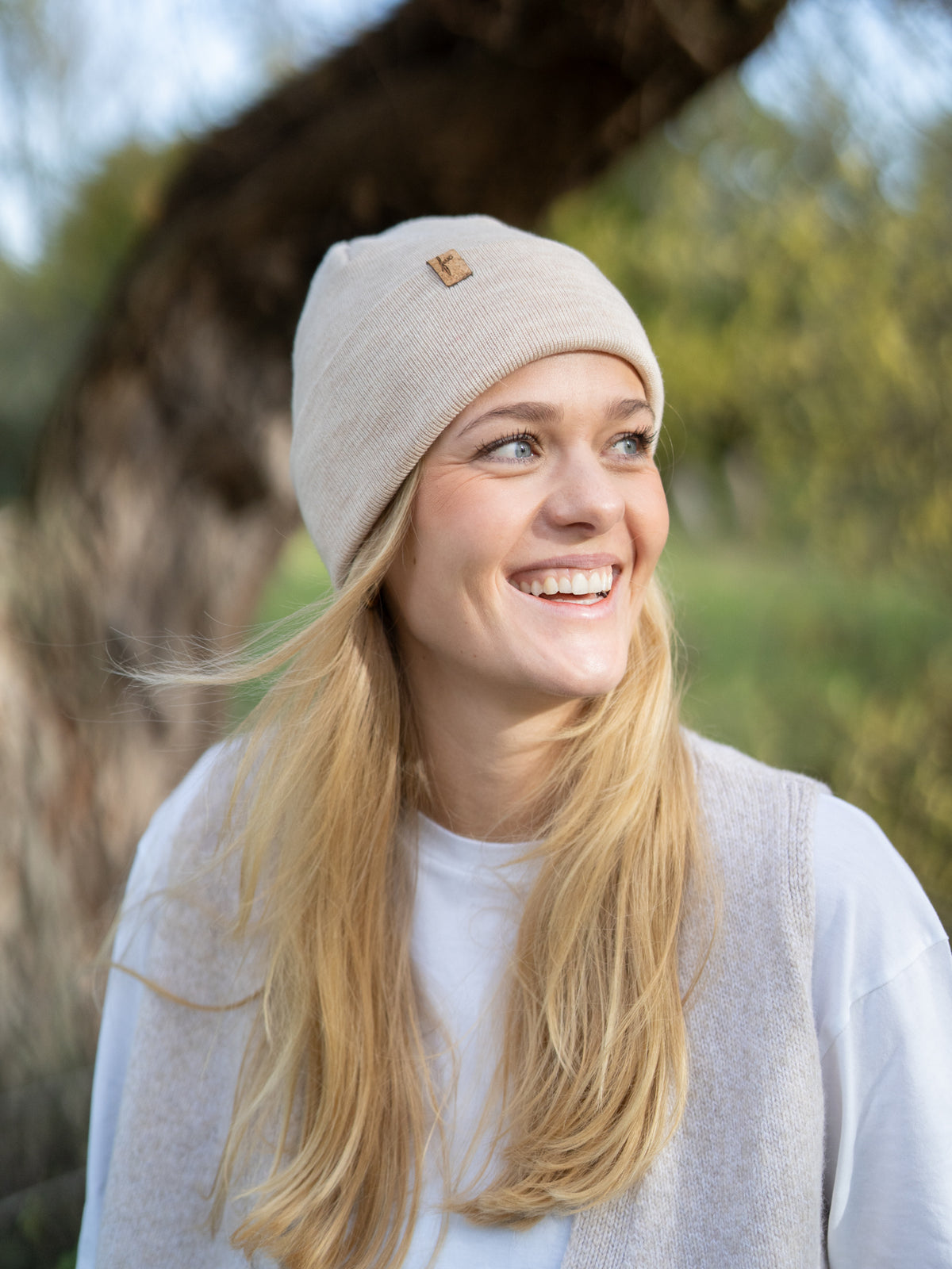 FUXBAU Merino Beanie in Naturweiß – natürliche, weiche Wollmütze mit Korklabel, fair produziert in Deutschland