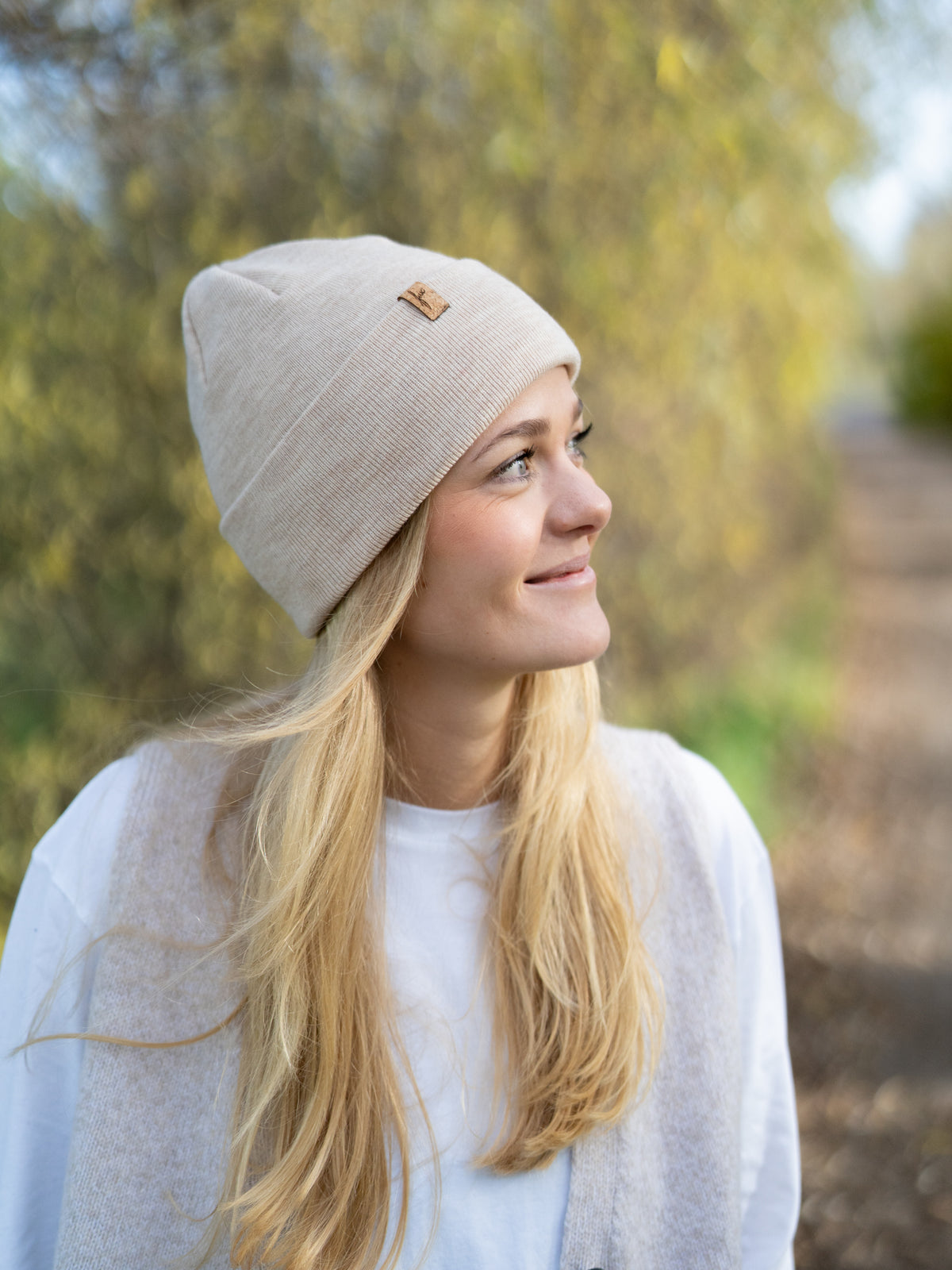 Seitenansicht der FUXBAU Merino Kork Beanie in Naturweiß – zeitloses Design aus mulesingfreier Merinowolle Made in Germany