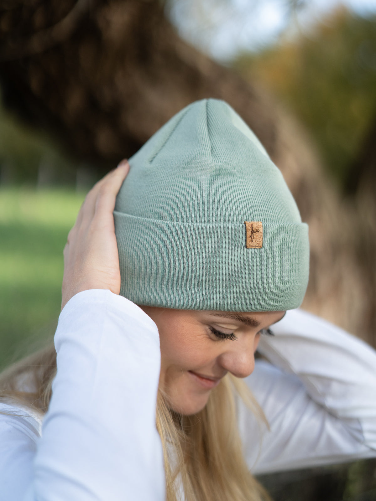 Greta trĂ€gt die FUXBAU Merino Beanie in SeegrĂŒn â weiche, natĂŒrliche WollmĂŒtze mit Korklabel, hergestellt in Deutschland