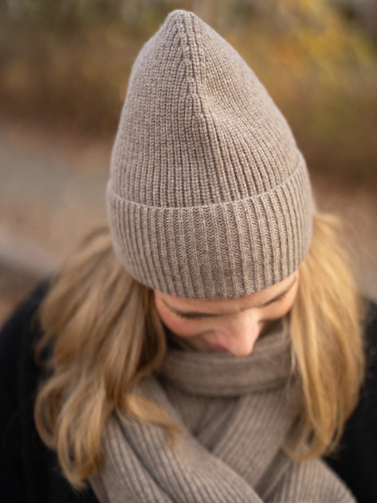 FUXBAU Merino Schal extra lang in braunmeliert â hochwertiger Rippstrick aus 100 % Merinowolle, getragen im Herbst.