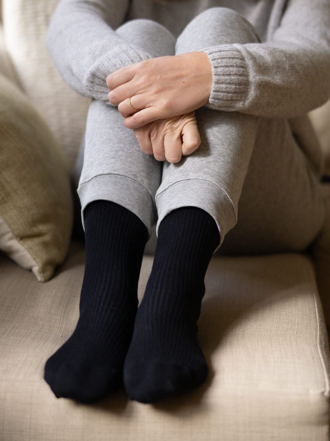 Isi trÀgt unsere FUXBAU Fair Fashion Basic Socken in schwarz aus 100% GOTS zertifizierter Biobaumwolle