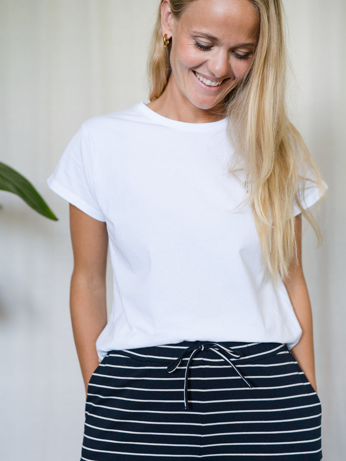 FUXBAU Frauenhose in Navy-Weiß mit seitlichen Taschen – aus GOTS-zertifizierter Biobaumwolle, fair produziert in Portugal.