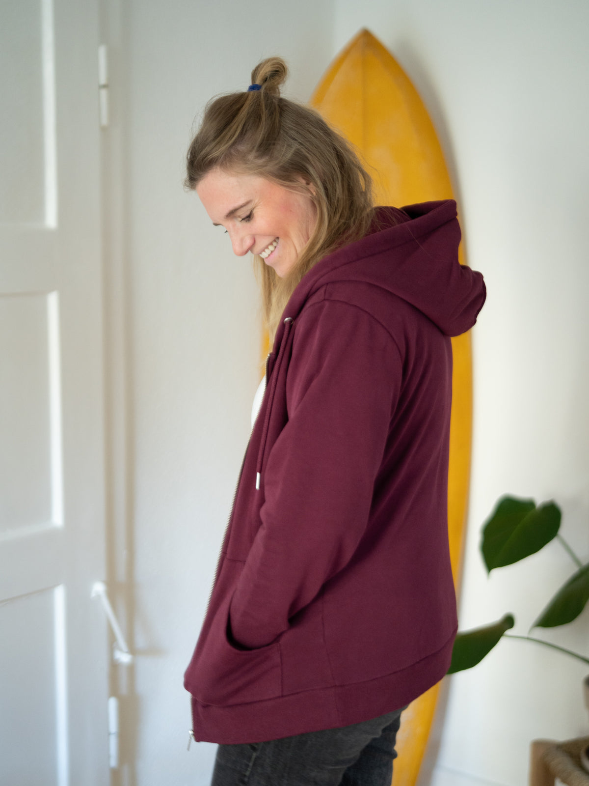 Fair Fashion Sweatjacke von FUXBAU in bordeaux aus 100% GOTS zertifizierter Biobaumwolle, YKK ReissverschlĂŒssen und in Portugal unter fairen Bedingungen gefertigt.