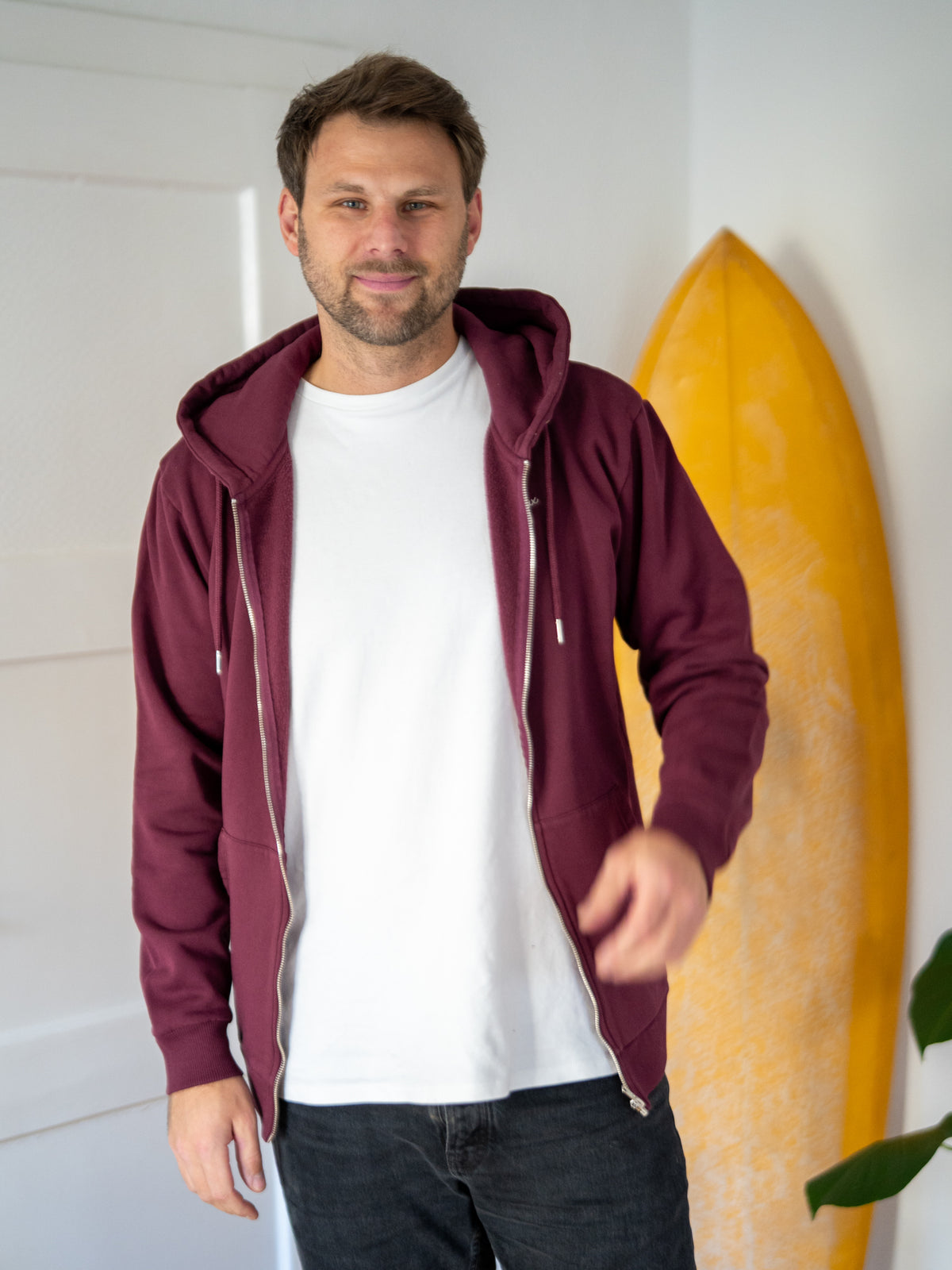 Fair Fashion Sweatjacke von FUXBAU in bordeaux aus 100% GOTS zertifizierter Biobaumwolle, YKK Reissverschlüssen und in Portugal unter fairen Bedingungen gefertigt.