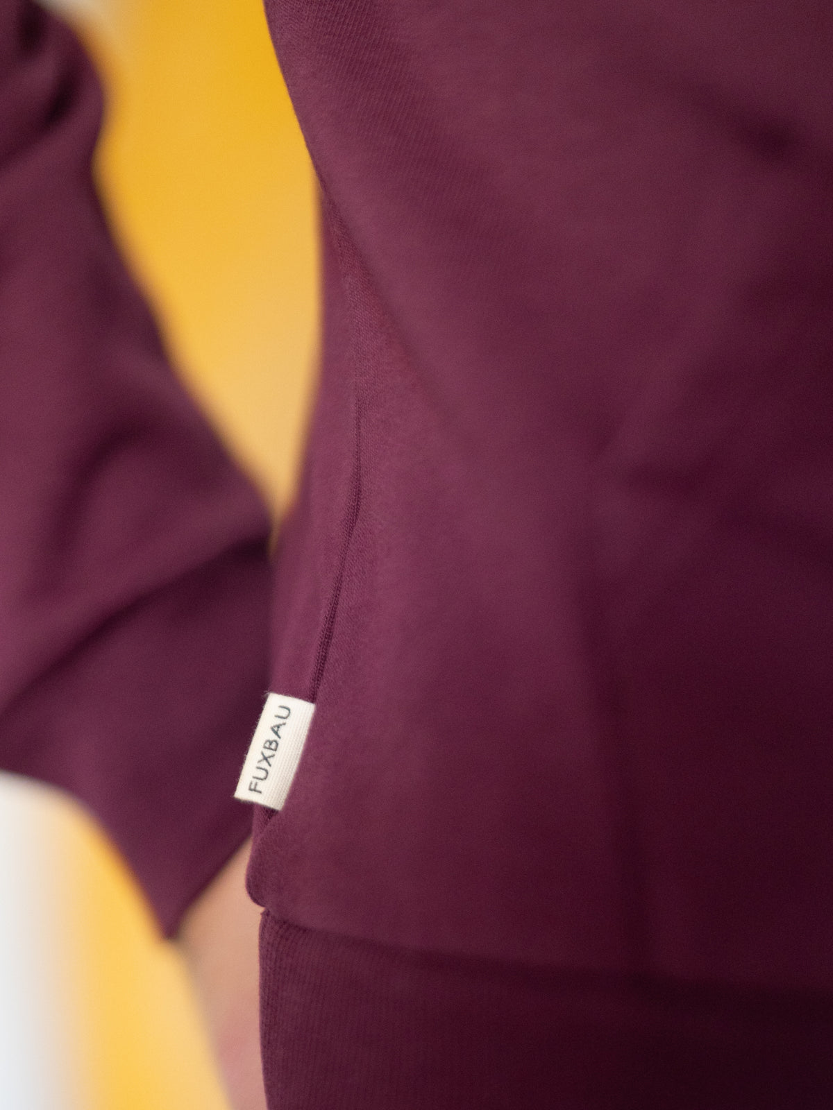 Fair Fashion Sweatjacke von FUXBAU in bordeaux aus 100% GOTS zertifizierter Biobaumwolle, YKK Reissverschlüssen und in Portugal unter fairen Bedingungen gefertigt.
