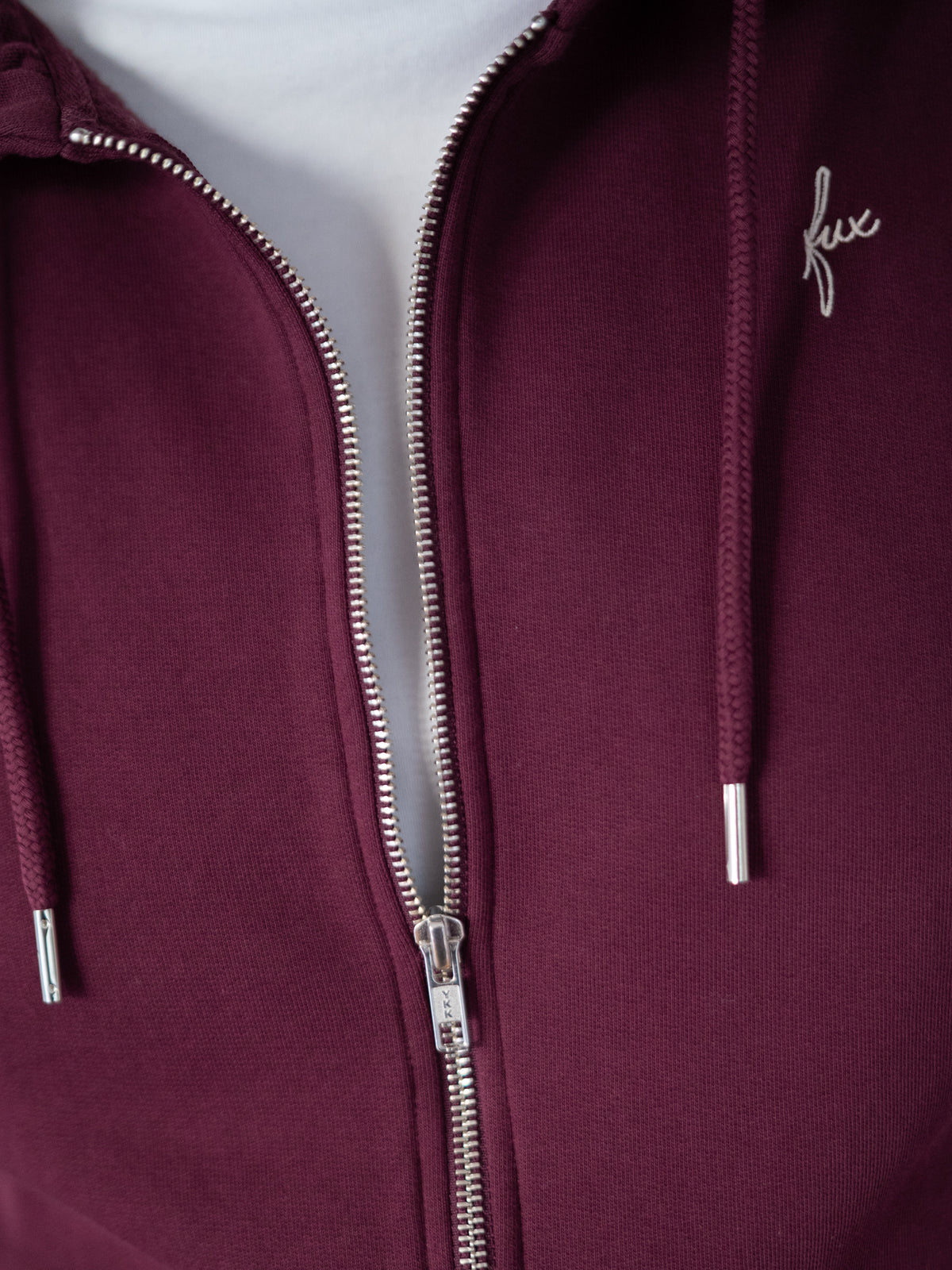 Fair Fashion Sweatjacke von FUXBAU in bordeaux aus 100% GOTS zertifizierter Biobaumwolle, YKK Reissverschlüssen und in Portugal unter fairen Bedingungen gefertigt.