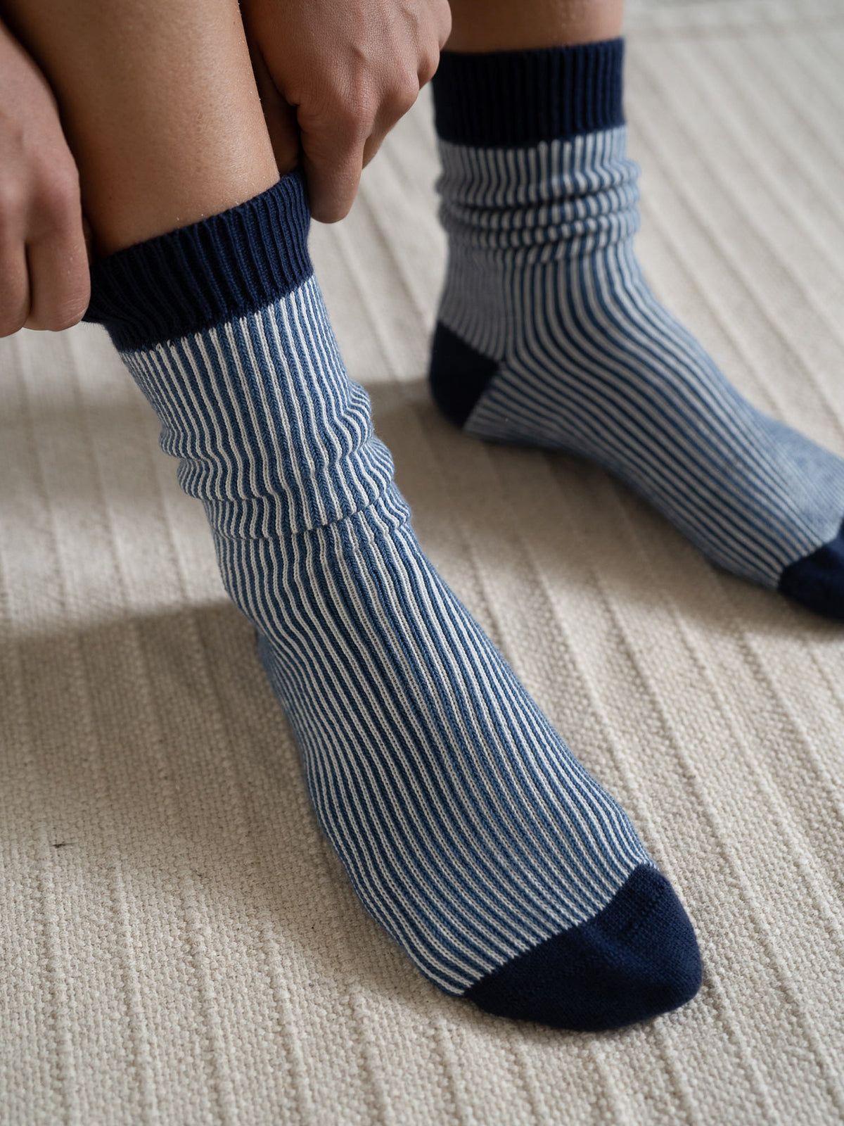 Gestreifte Jacquard Socken in Creme-Navy aus GOTS-zertifizierter Bio-Baumwolle â fair produziert in Portugal, bequem und atmungsaktiv.