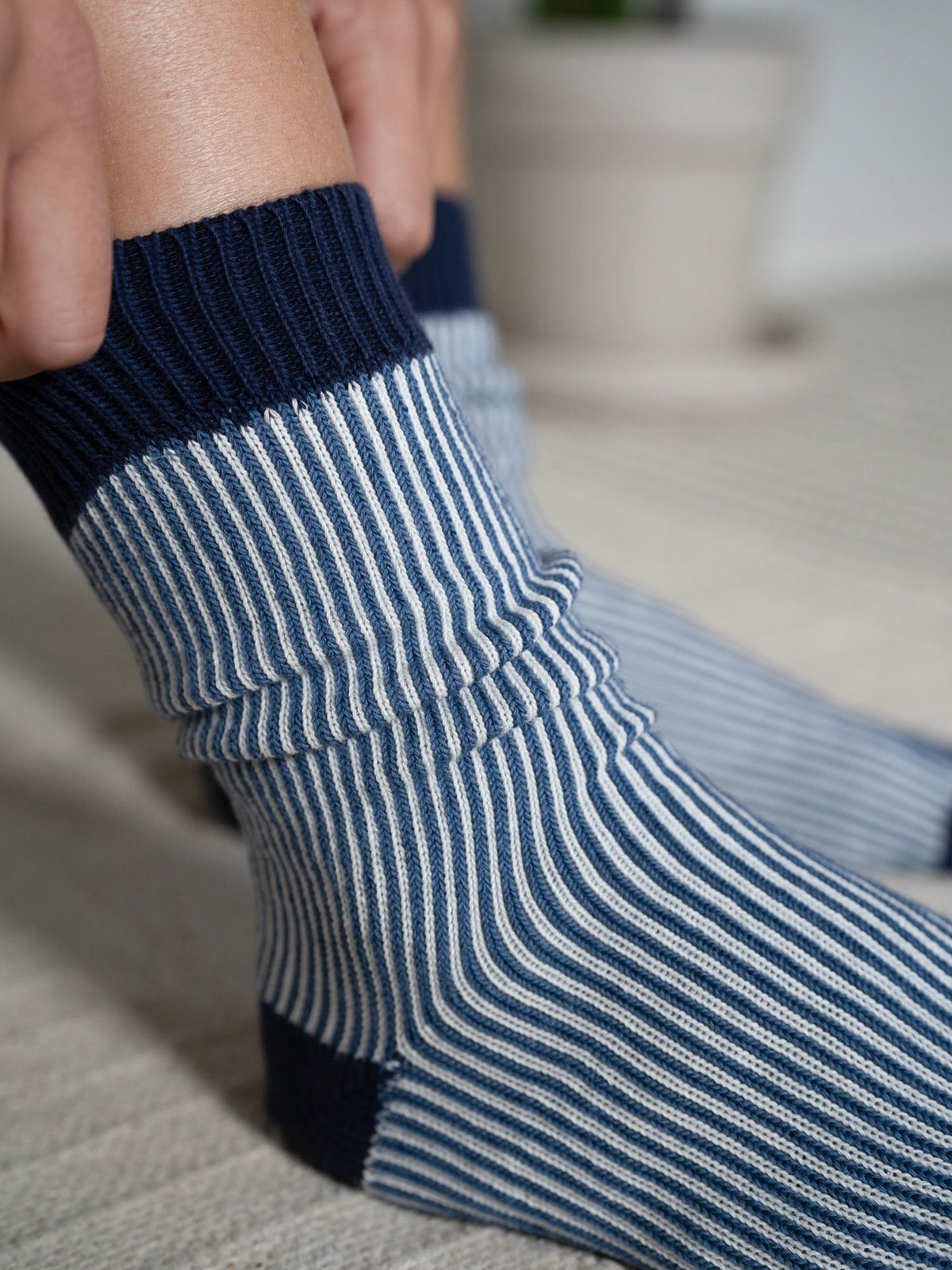 Gestreifte Jacquard Socken in Creme-Navy mit elastischem Rippbündchen – gefertigt aus Bio-Baumwolle in Portugal.