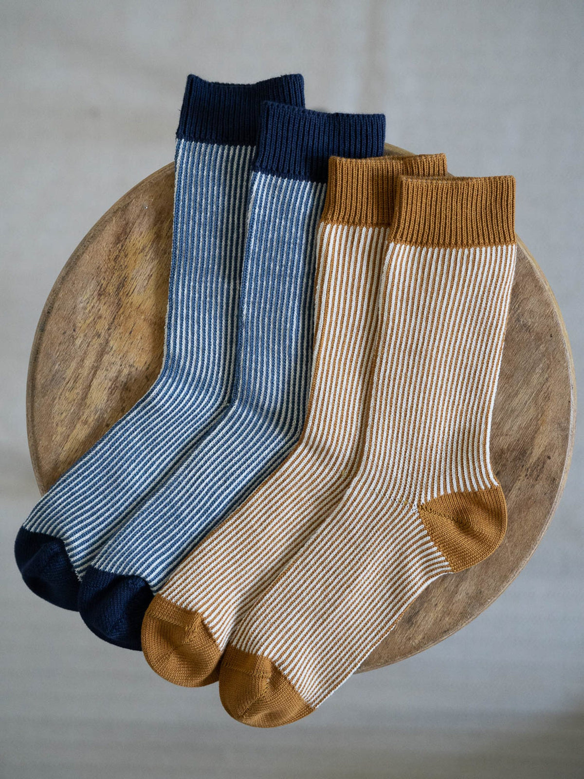 Zweierpack gestreifte Jacquard Socken in Creme-Navy und Creme-Senf – Bio-Baumwolle, fair produziert in Portugal.
