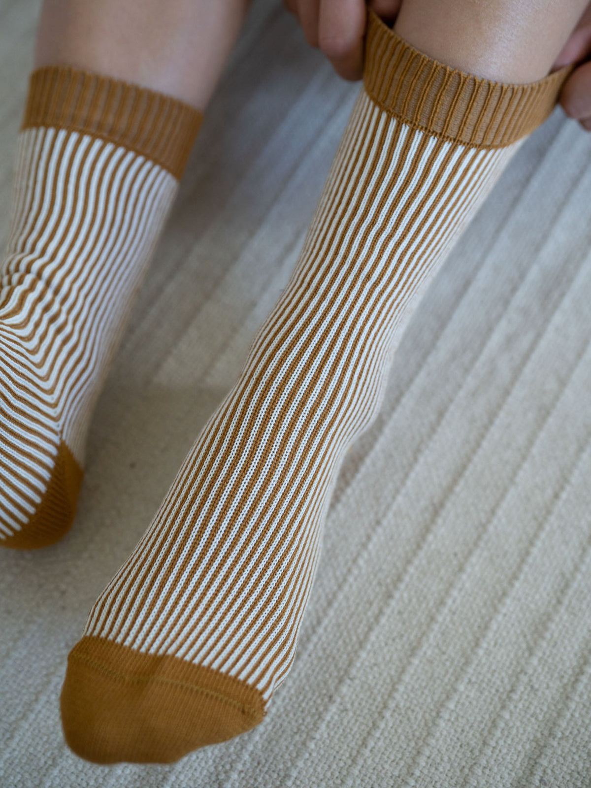 Jacquard Socken in Creme-Senf mit Rippbündchen – aus Bio-Baumwolle, fair produziert in Portugal.