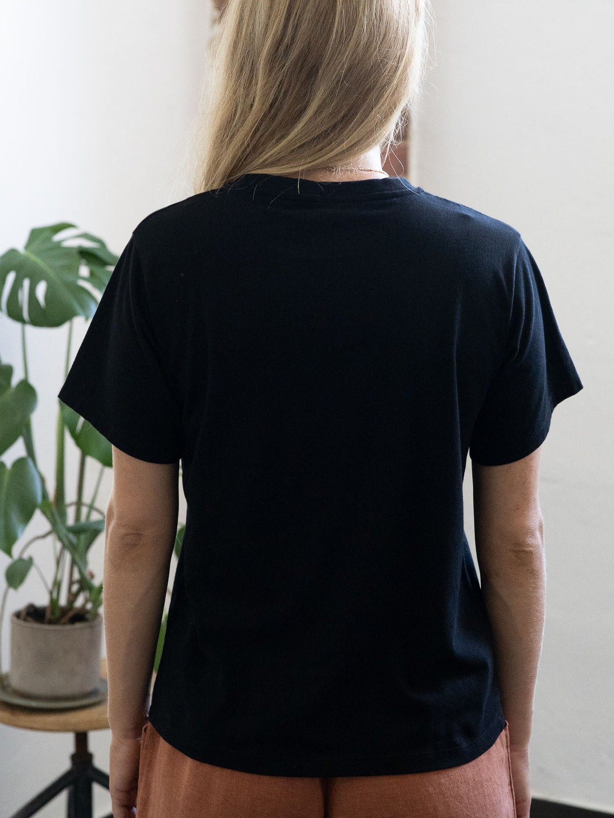 Greta trĂ€gt unser Frauen Basic T-Shirt in schwarz, RĂŒckansicht