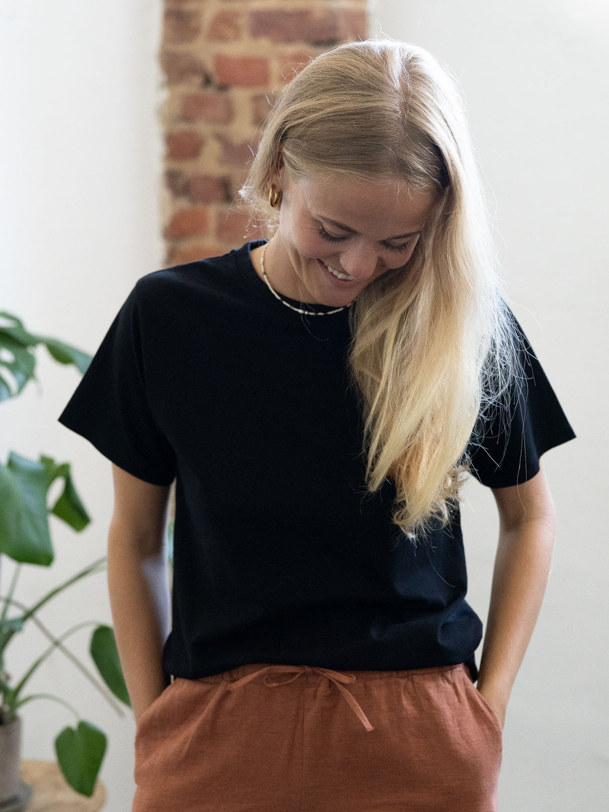 Greta trÀgt unser Frauen Basic T-Shirt in schwarz, Vorderansicht