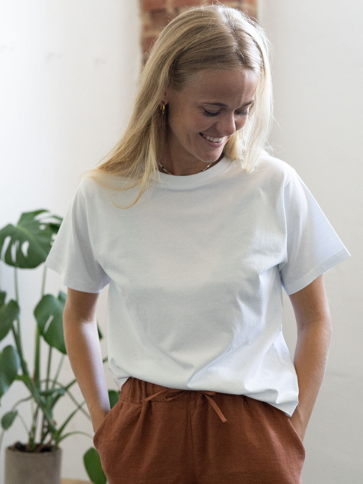 Faires Frauen Basic T-Shirt in weiĂ von FUXBAU aus 100% Biobaumwolle und made in Portugal