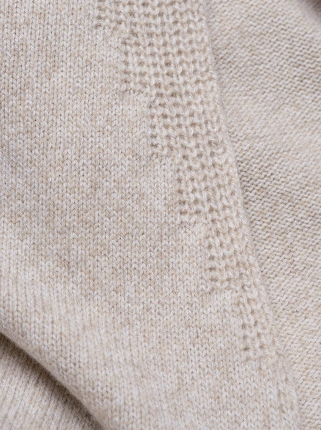 Detial Strickmuster des Kragen des Frauen Merino Strickcardigans in beigemeliert