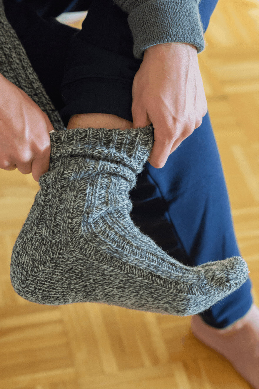 Kenny trÀgt unsere FUXBAU Wollsocken in graumeliert aus 100% Wolle