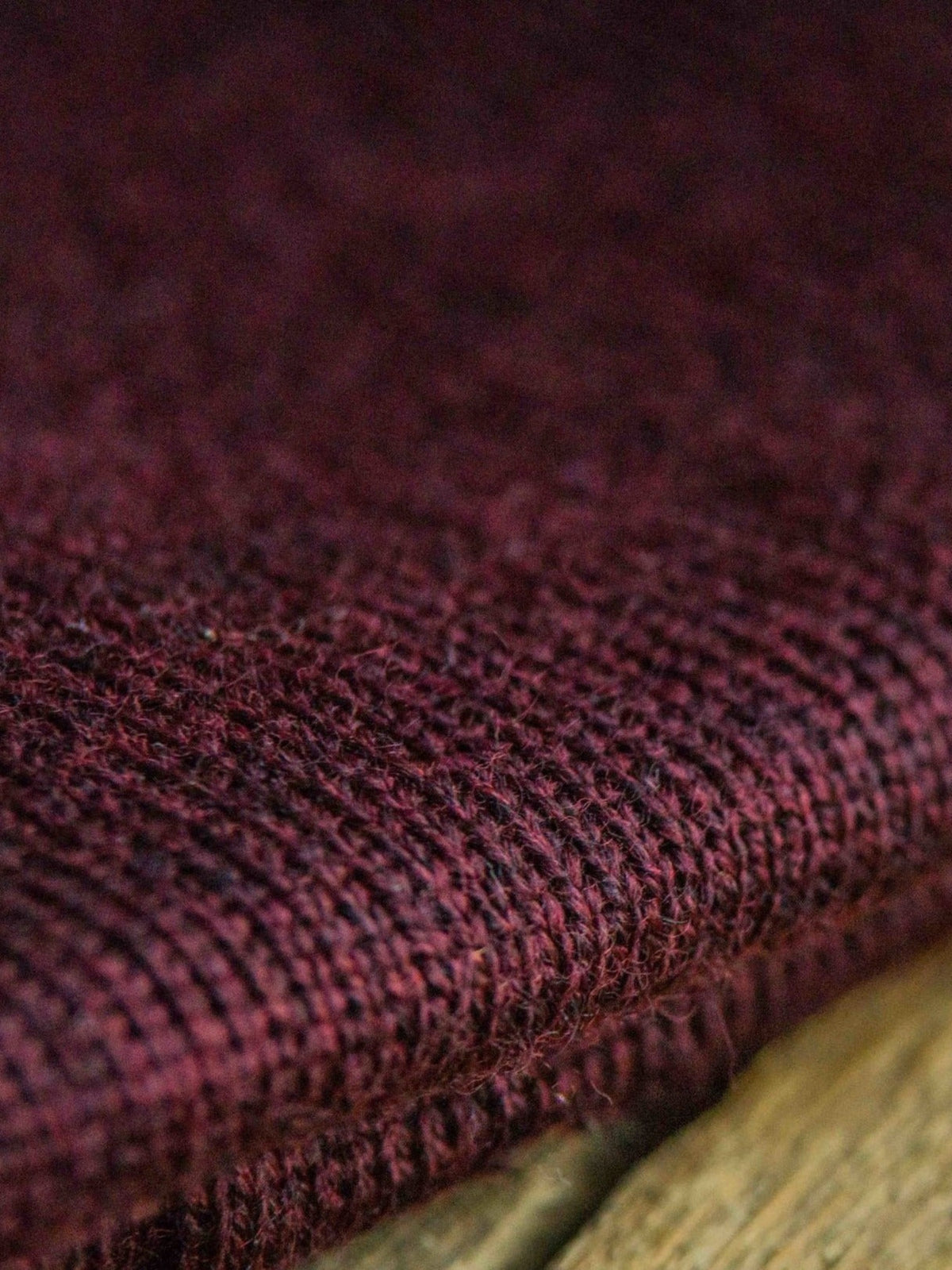 Detailaufnahme unserer Kinder Merino Kork Beanie in brodeaux