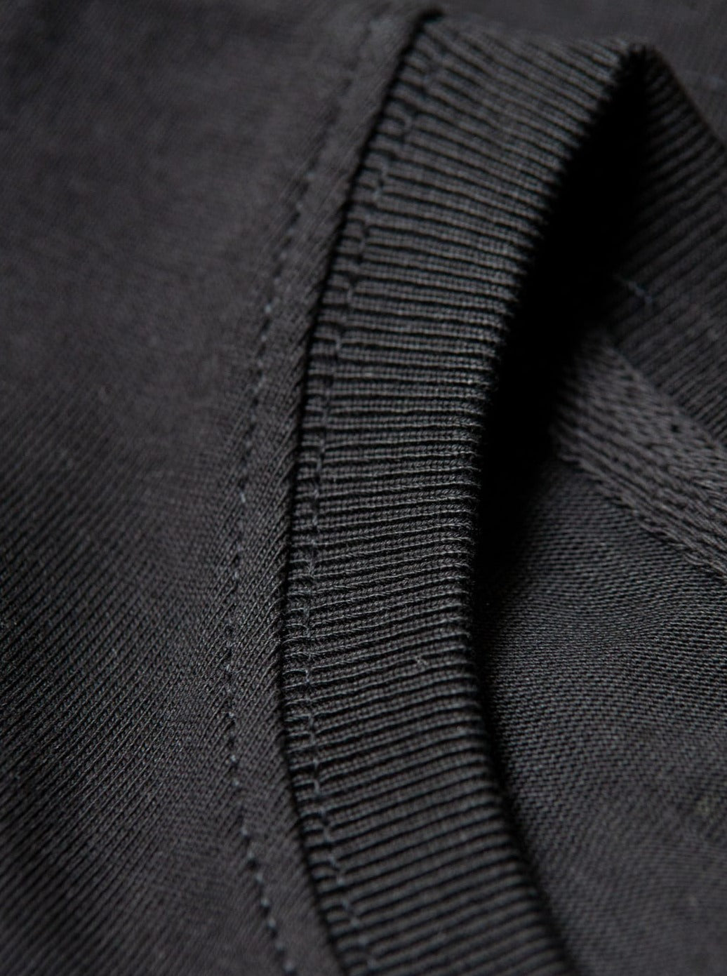 Qualitativ hochwertiges, preiswertes Basic T-Shirt in schwarz von FUXBAU.