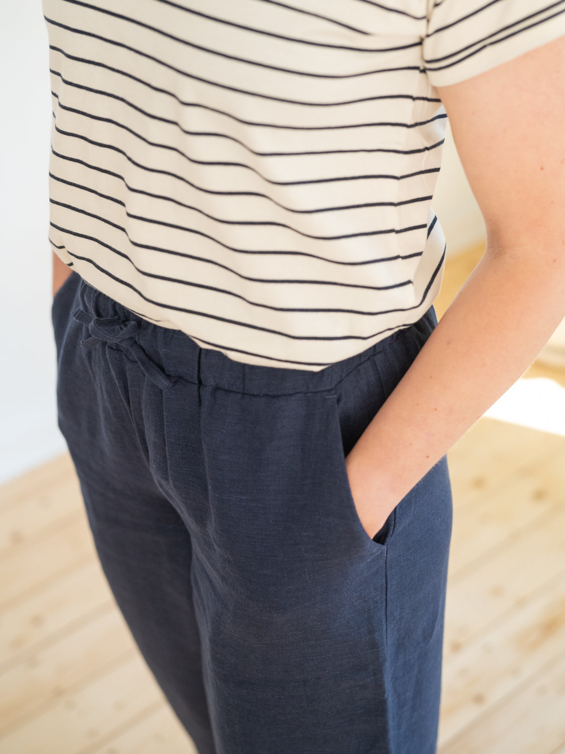 FUXBAU Fair Fashion Frauen Leinenhose in navy aus 100% Leinen, gefertigt in Portugal und getragen von Isi in GröĂe M