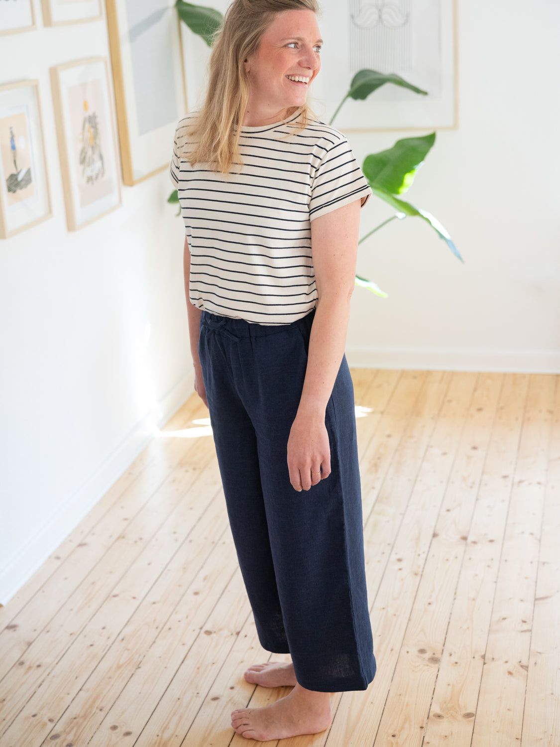 FUXBAU Fair Fashion Frauen Leinenhose in navy aus 100% Leinen, gefertigt in Portugal und getragen von Isi in GröĂe M