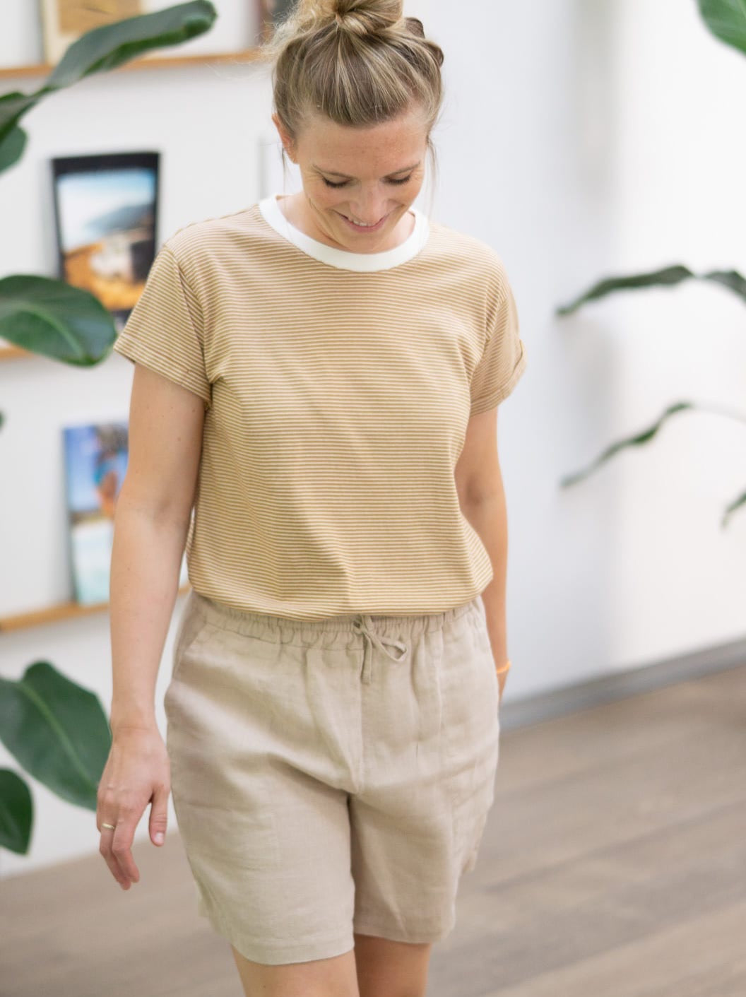 Isi trägt unser Fair Fashion Streifenshirt in creme senf made in Portugal