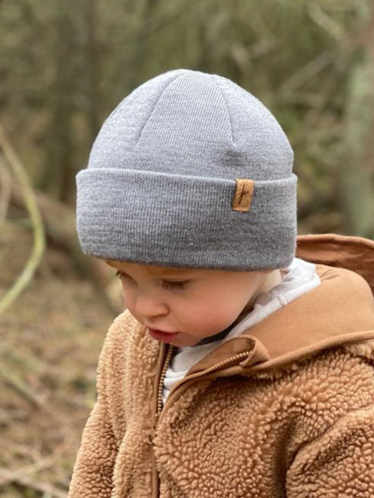 FUXBAU Fair Fashion Merino Kinder Mütze in grau gefertigt in Deutschland aus 100% Merino Schurwolle und veredelt mit einem Kork-Patch.
