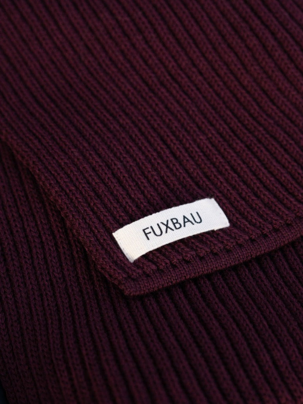 Detailansicht eines Schals von FUXBAU aus GOTS zertifizierter Merino Schurwolle bordeaux. Gestrickt mit Solarenergie in Norddeutschland.