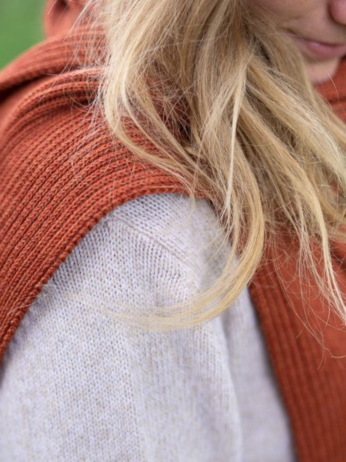 Detailansicht eines Strickschals in Herbstorange aus Merino Schurwolle.