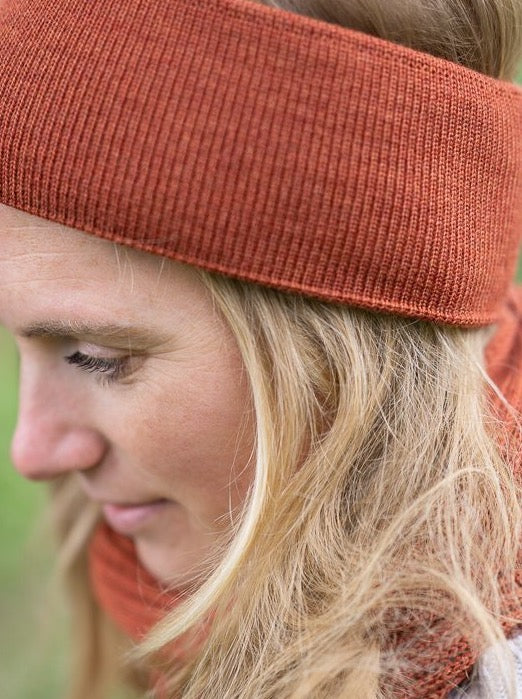 GOTS zertifiziertes Stirnband von FUXBAU in Herbstorange. Gefertigt unter fairen Bedingungen in Deutschland aus extra feiner und weicher Merino Schurwolle.