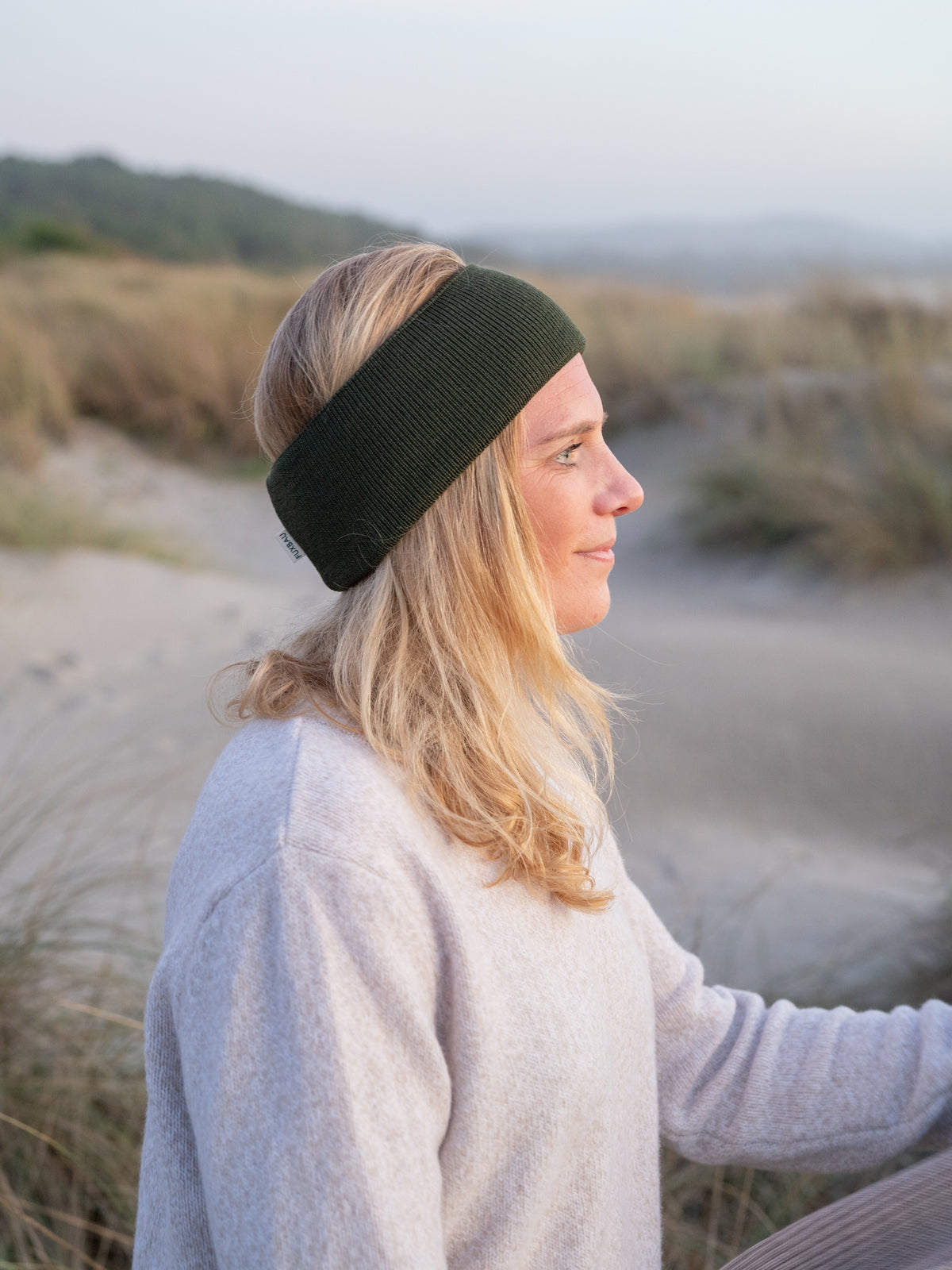 Stirnband aus extra warmer Merino Schurwolle in waldgrün von FUXBAU. GOTS zertifiziert und gestrickt in Deutschland.