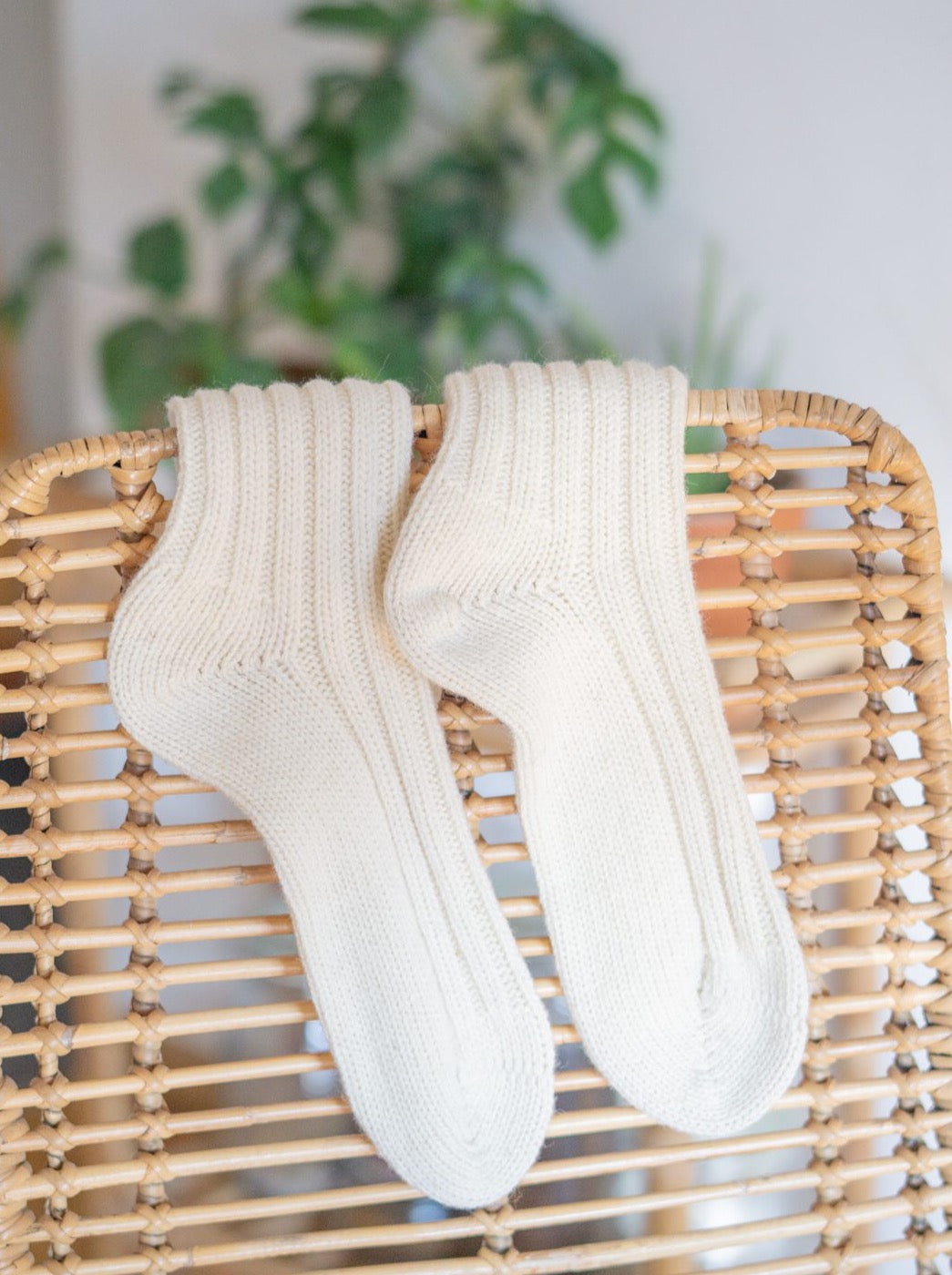 Unsere fair hergestellten FUXBAU Wollsocken in wollweiss