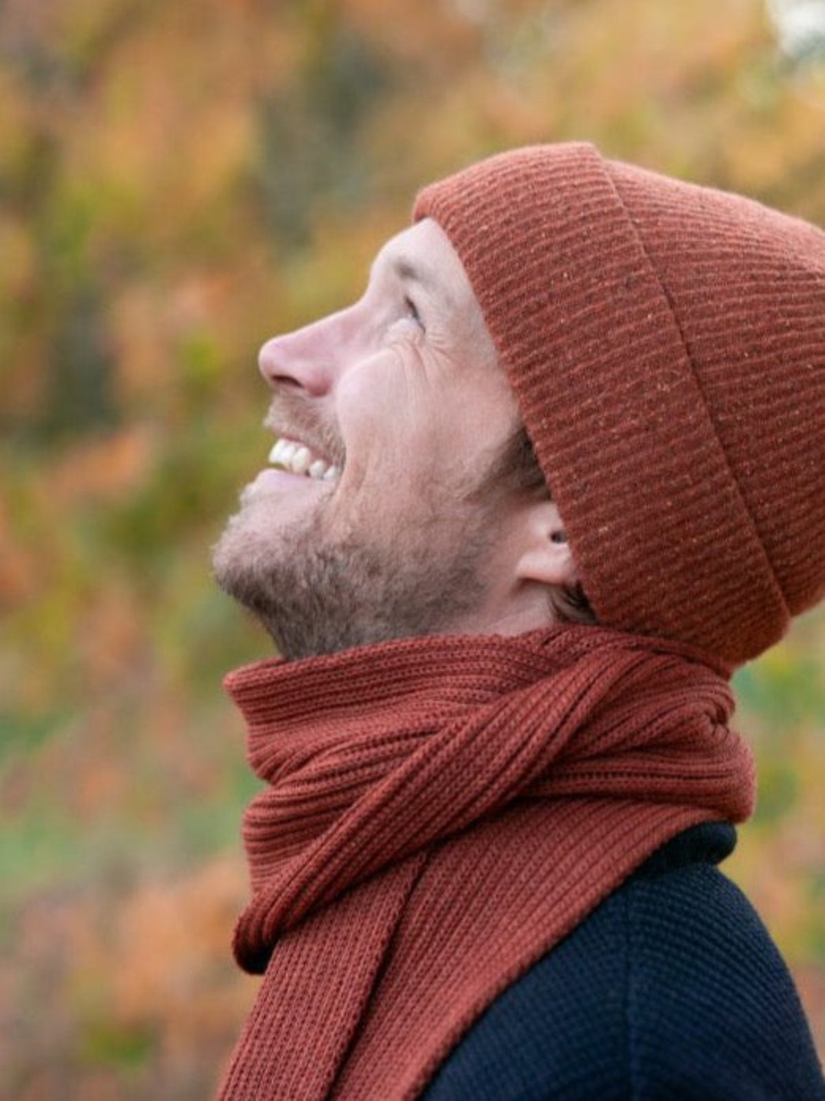 Strickschal und MĂŒtze aus recycelten Materialien von FUXBAU. Gefertigt unter fairen Bedingungen in Europa.