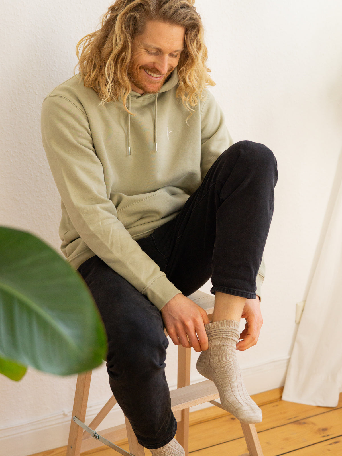 Unser Freund Mo trÀgt unsere Fair Fashion FUXBAU Socken in beige meliert aus GOTS zertifizierter Biobaumwolle