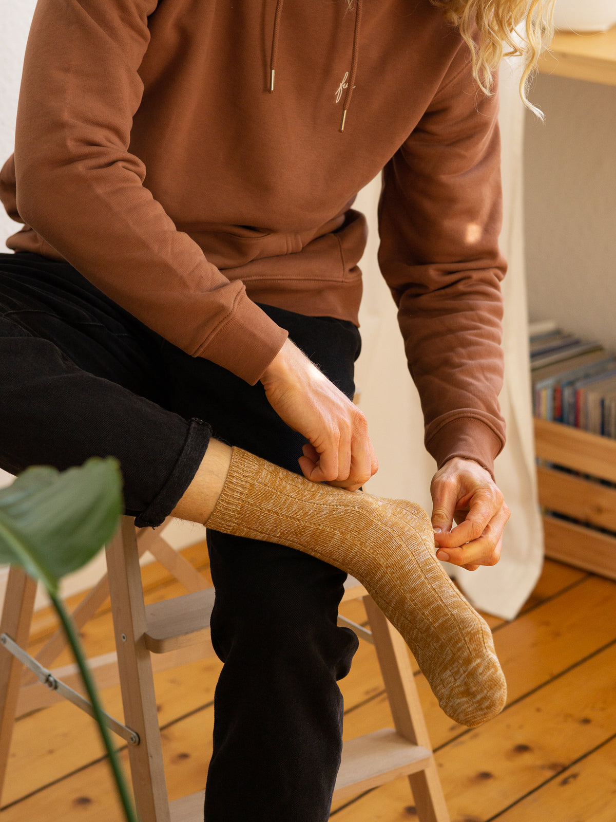 Unser Freund Mo trÀgt unsere Fair Fashion FUXBAU Socken in senfgelb aus GOTS zertifizierter Biobaumwolle