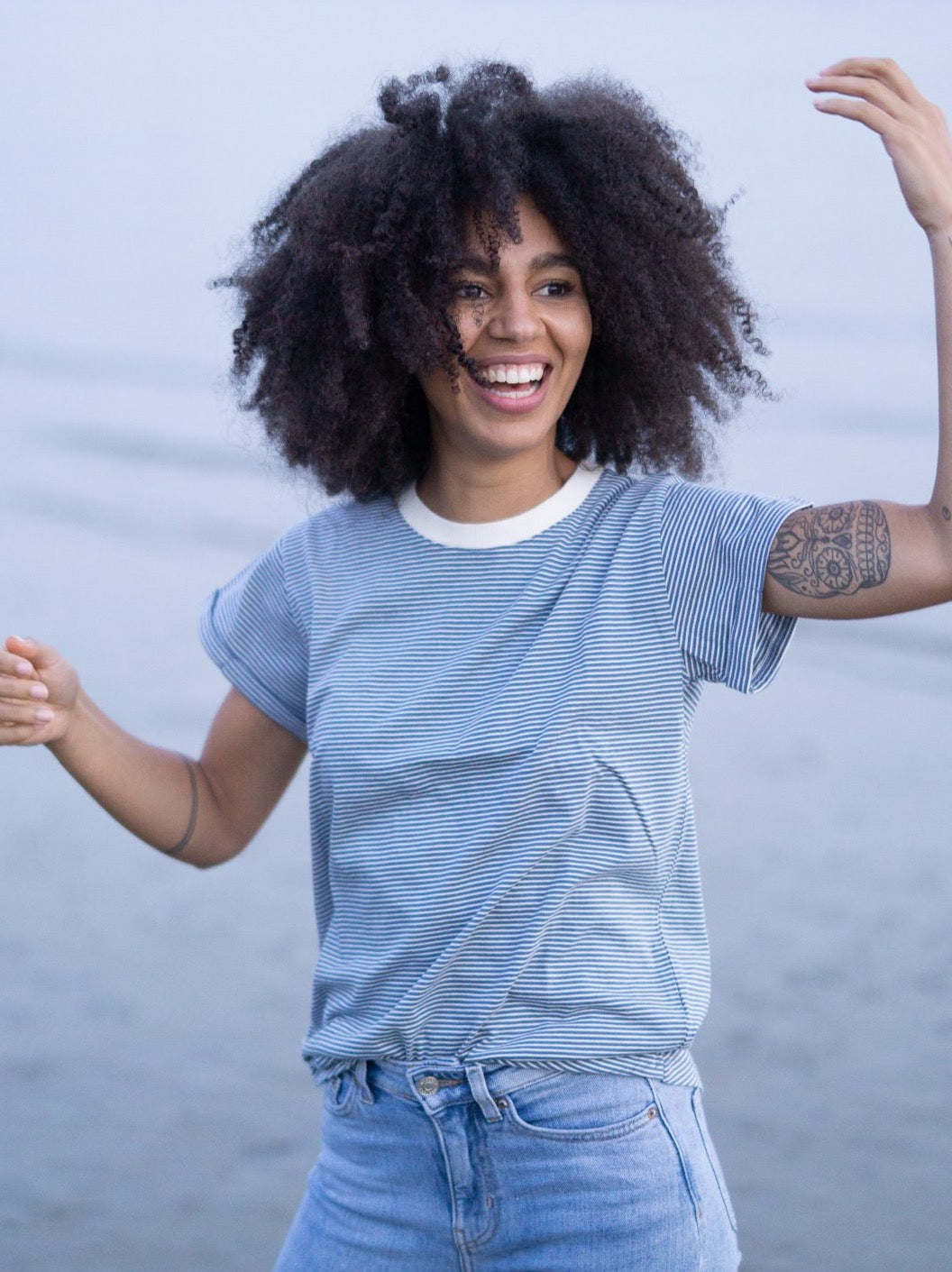 Jacky trÀgt unser Fair Fashion Frauen Streifenshirt in creme blau made in Portugal