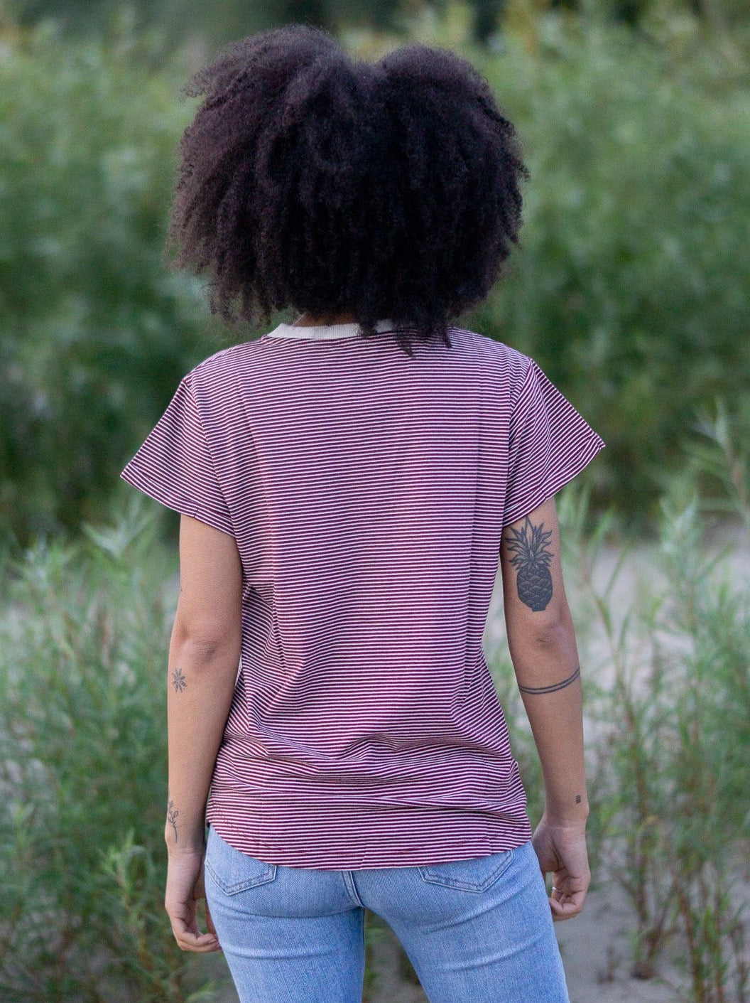 Jacky trÀgt unser Fair Fashion Frauen Streifenshirt in creme bordeaux made in Portugal aus 100% Biobaumwolle.