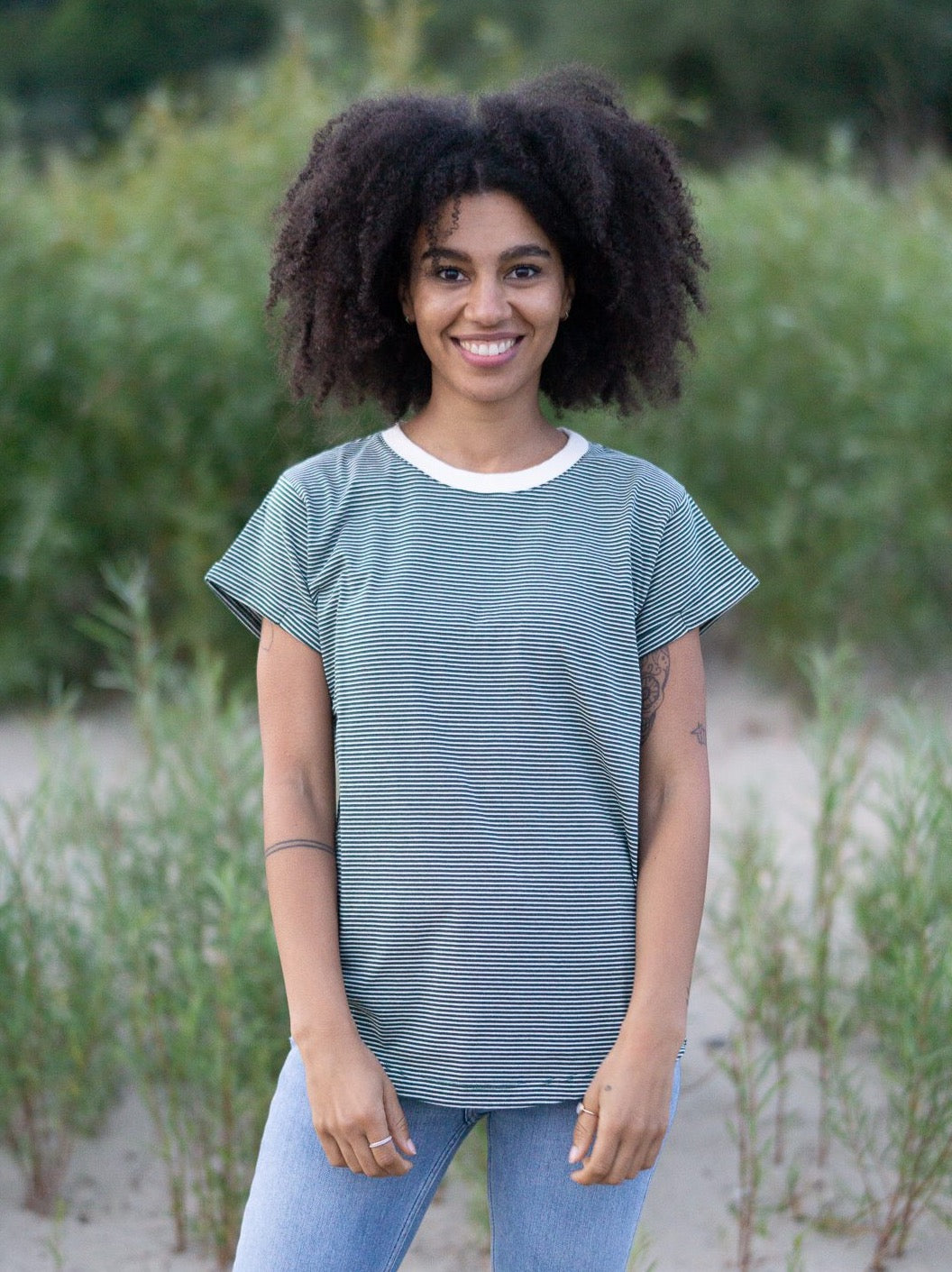 Jacky trĂ€gt unser Fair Fashion Frauen Streifenshirt in creme grĂŒn made in Portugal