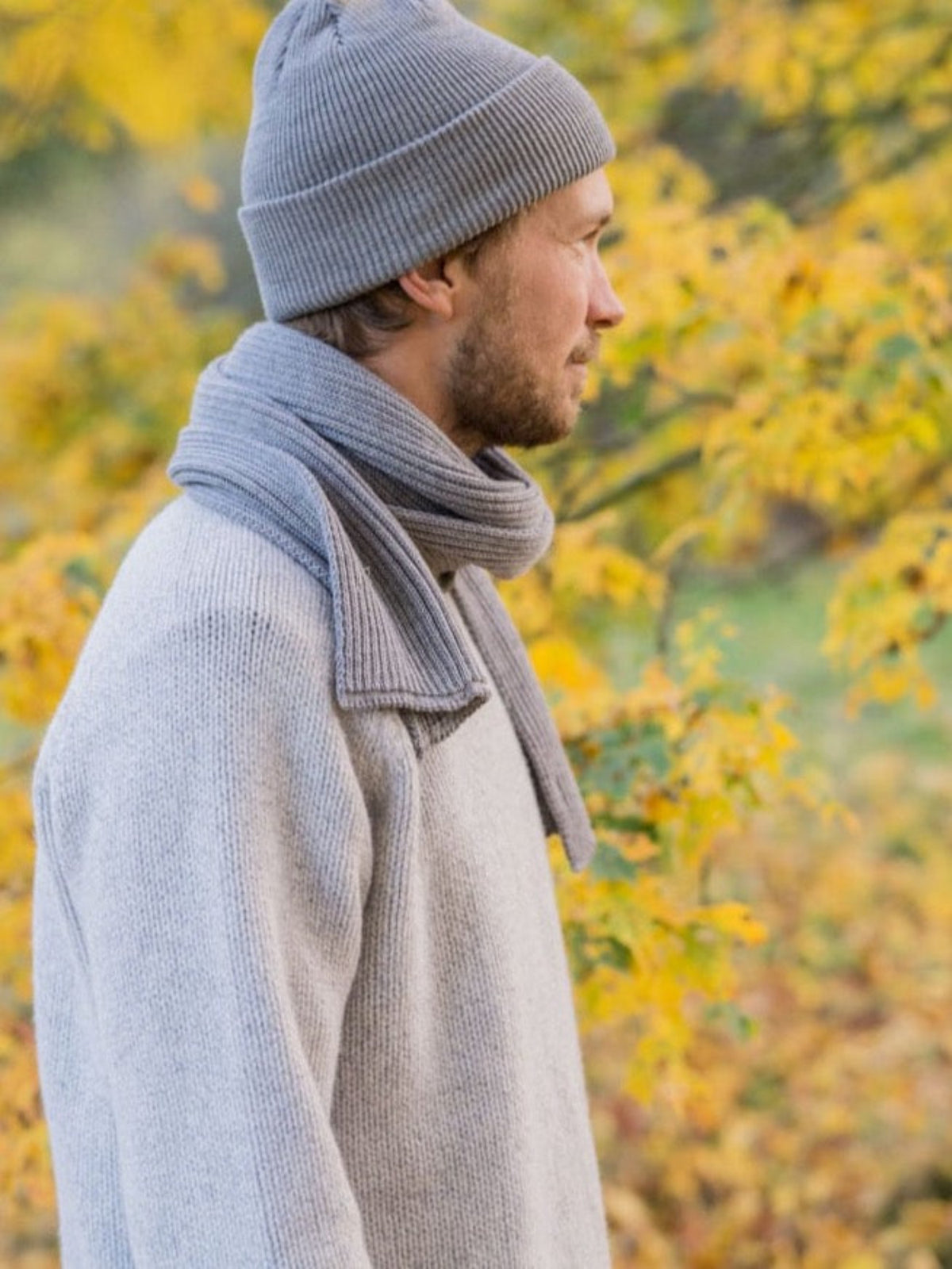 Winteroutfit von FUXBAU bestehend aus StrickmĂŒtze, Strickschal und Strickpullover in grau aus 100% GOTS zertifizierter Merino Schurwolle.