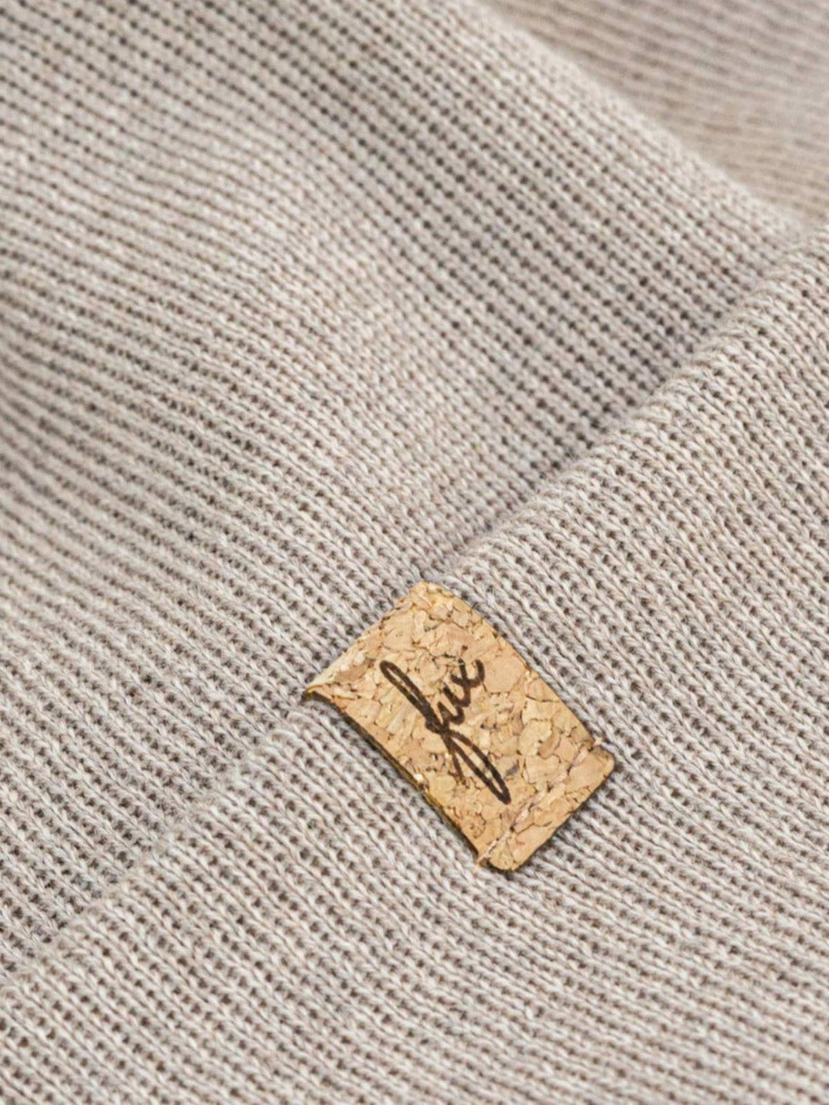 fux Kork Patch unserer FUXBAU Kinder Merino Kork Beanie aus 100% Merinowolle