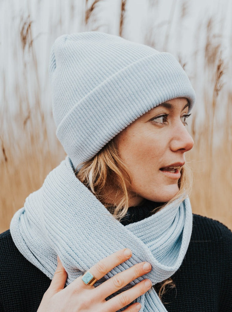 Clara trägt unsere FUXBAU Merino Strickmütze in eisblau aus 100% GOTS zertifizierter Merinowolle