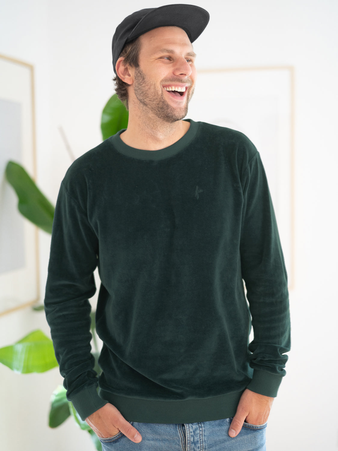 Philipp trägt unseren GOTS zertifizierten Fair Fashion FUXBAU Männer Samt Sweater in grün aus 100% Biobaumwolle, der fair bei unseren Partnern in Portugal gefertigt wird.